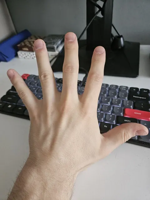 Mattia's hand held above his keyboard.